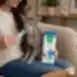 Alimento húmedo complementario para gatos, que favorece la salud de la piel y el pelaje, con salmón, pollo y arándanos